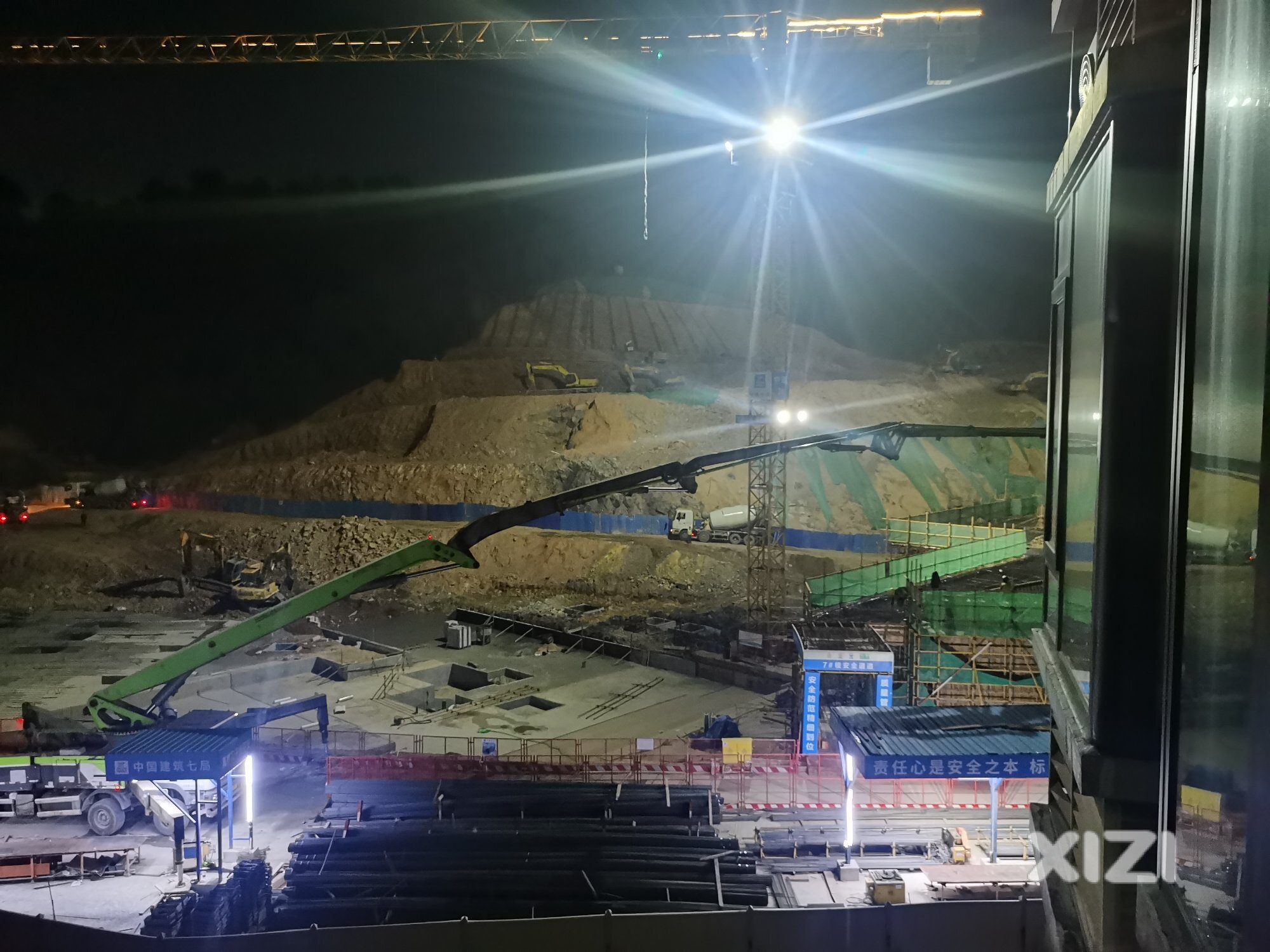 万林湖扩建，万林华府日夜施工，整晚灯火通明