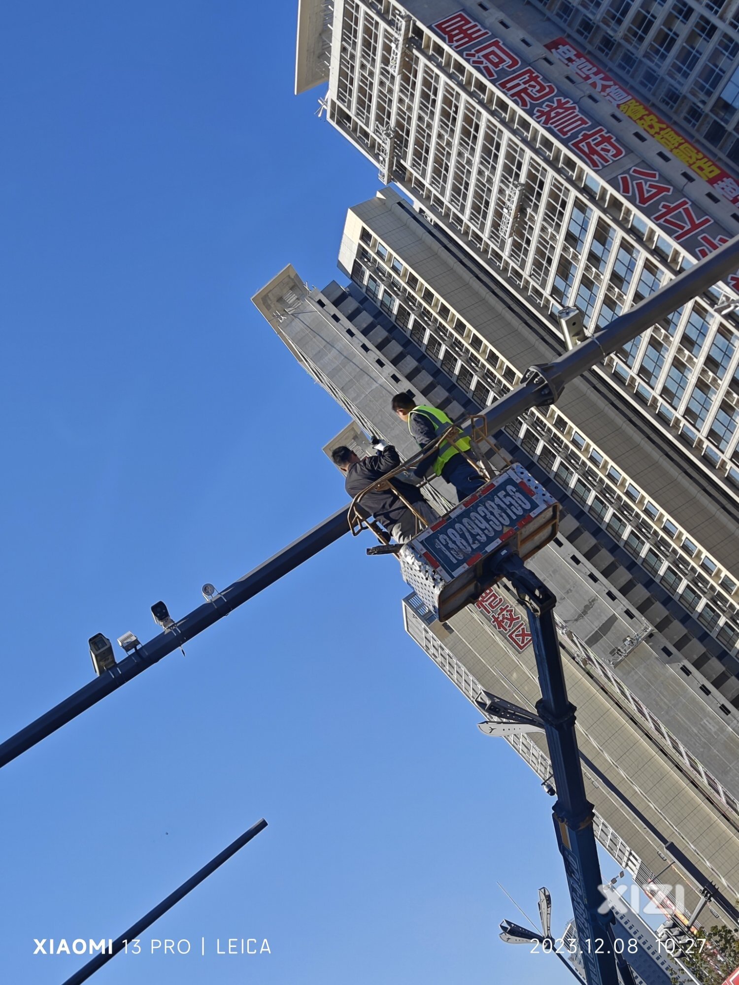 仲恺施工在高空中不戴安全帽，不系安全绳。安全意识太差！