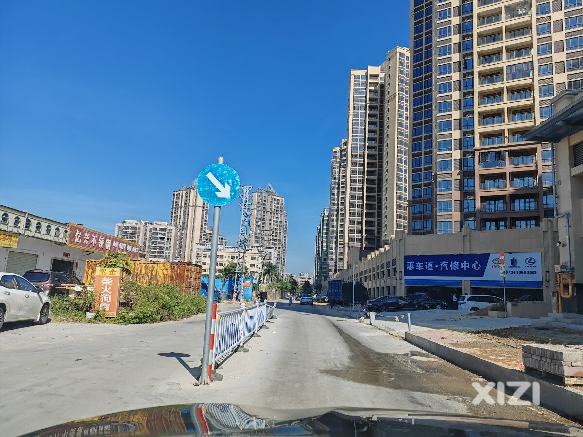 龙湖狭窄小街道，装护栏，有何益，反而影响通行