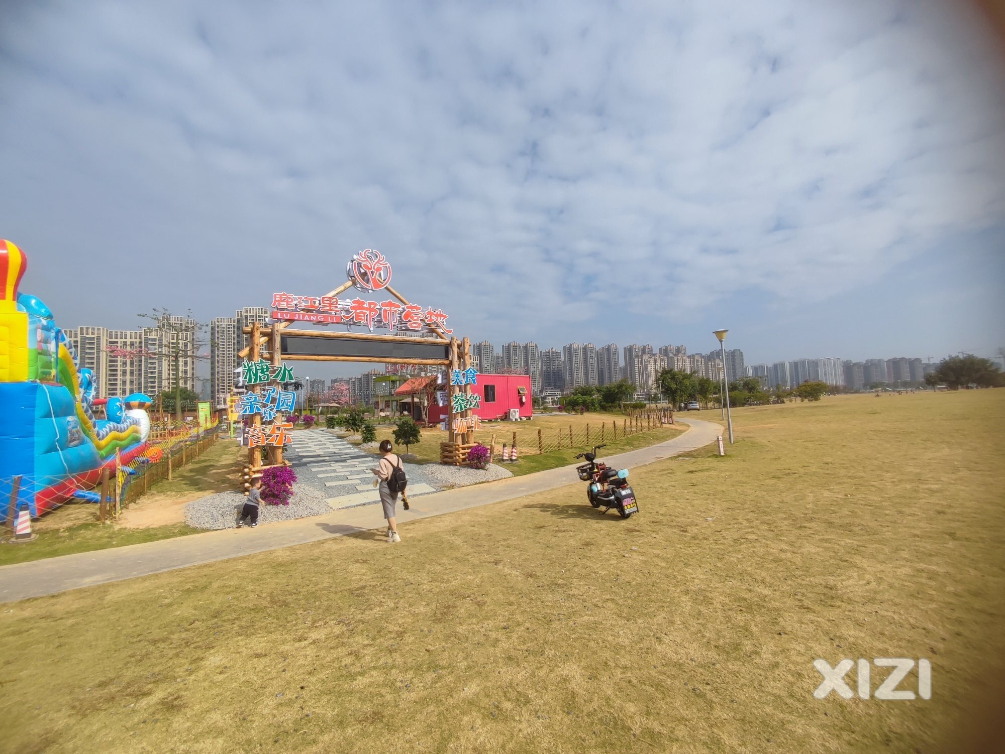 鹿江里都市营地，内部道路可以开车进去？
