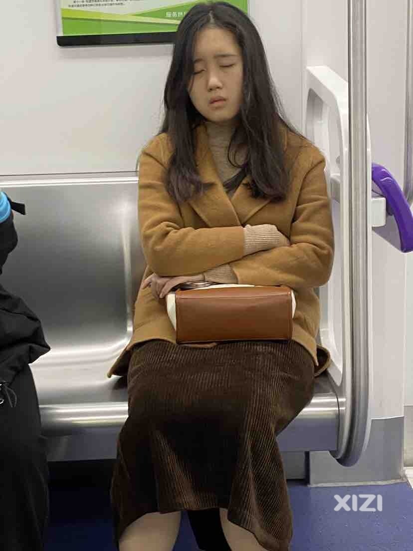 上班族好累，美女睡着了……