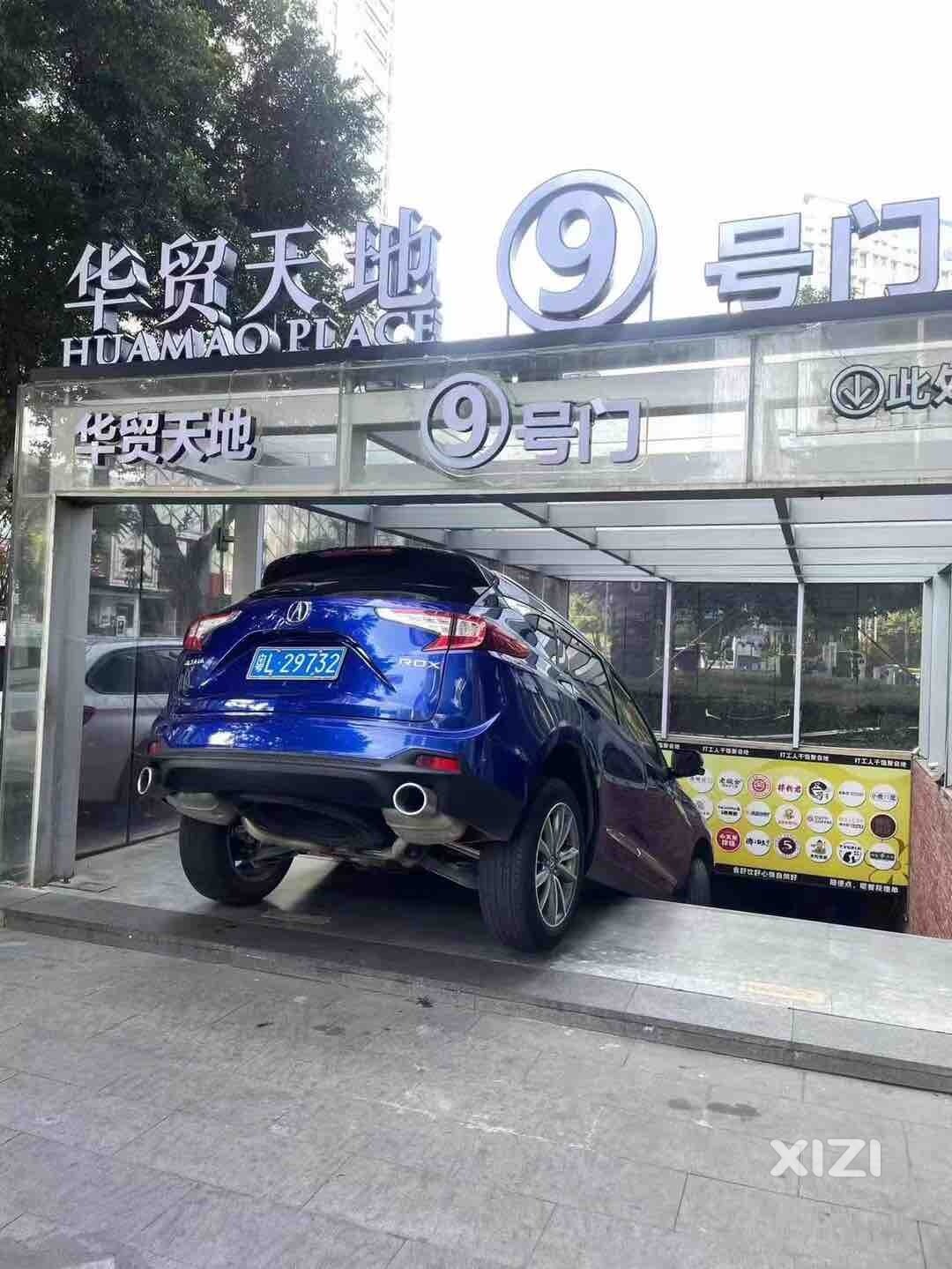 华贸九号街路口 车子错入人行路口
