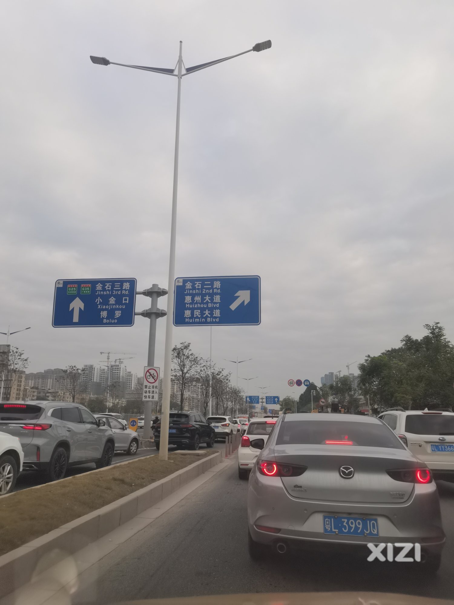 大货车占道停车导致大堵车
