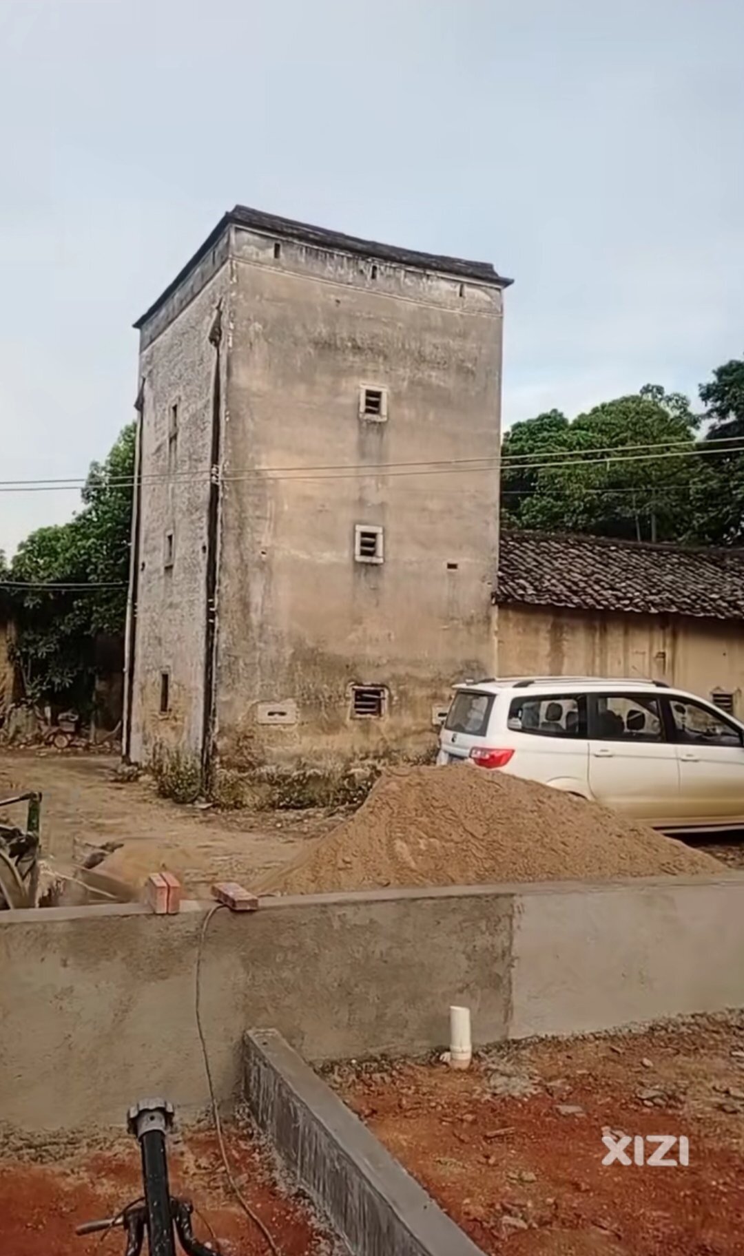 保留至今的梁化镇七星墩村民委员会李屋坝村的客家碉楼