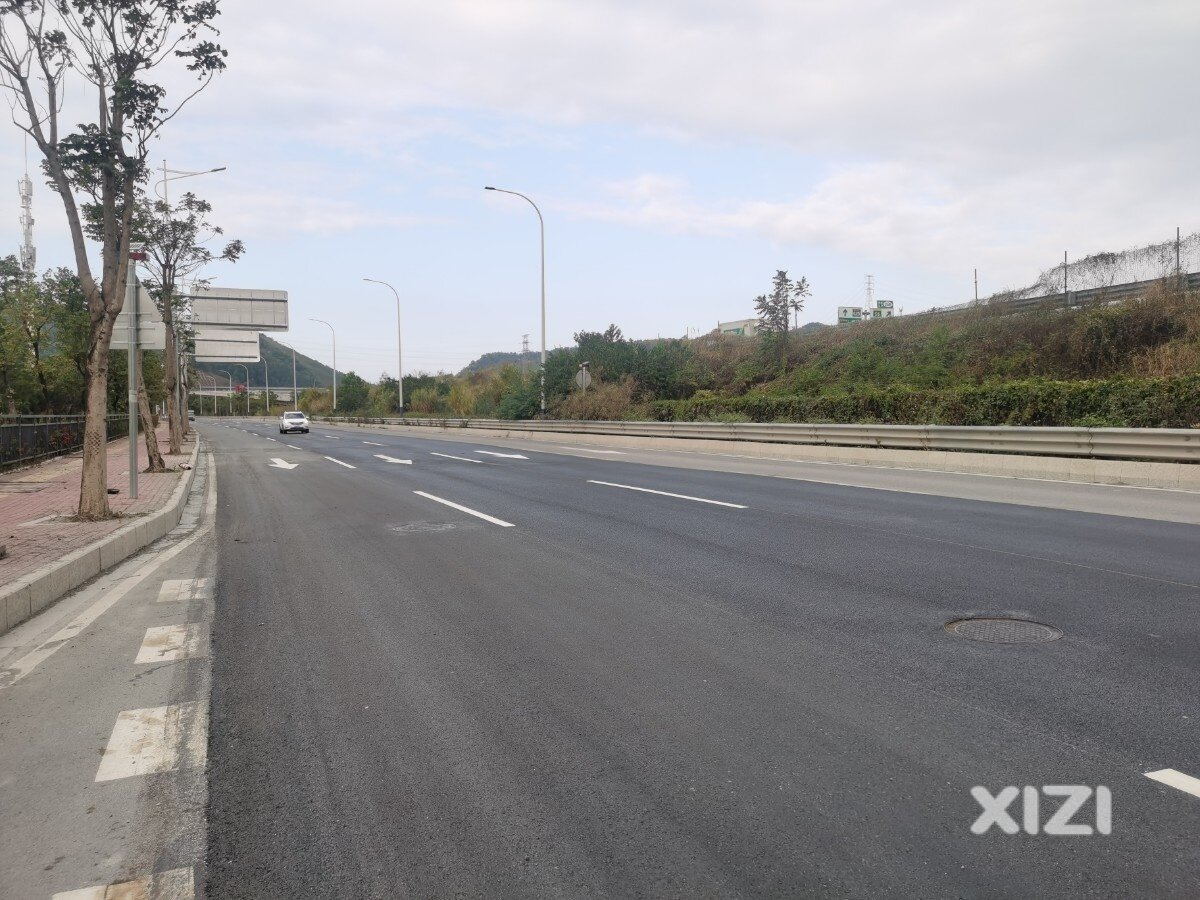 惠新大道这段路焕然一新了，没有了坑洼和补丁，新铺的沥青路面，开车就是顺畅！