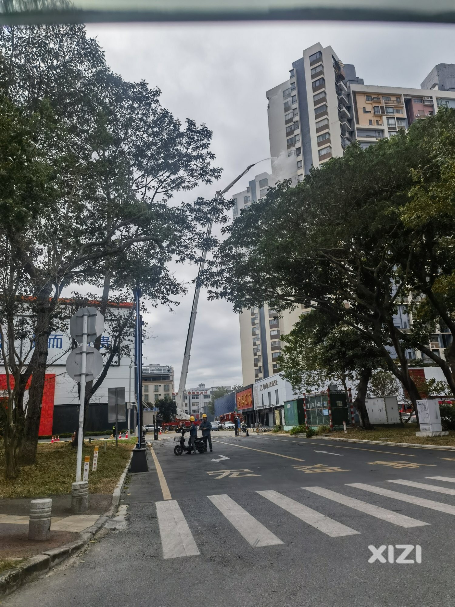 河南岸新天虹旁边红苹果生活馆楼上一小区高层起火