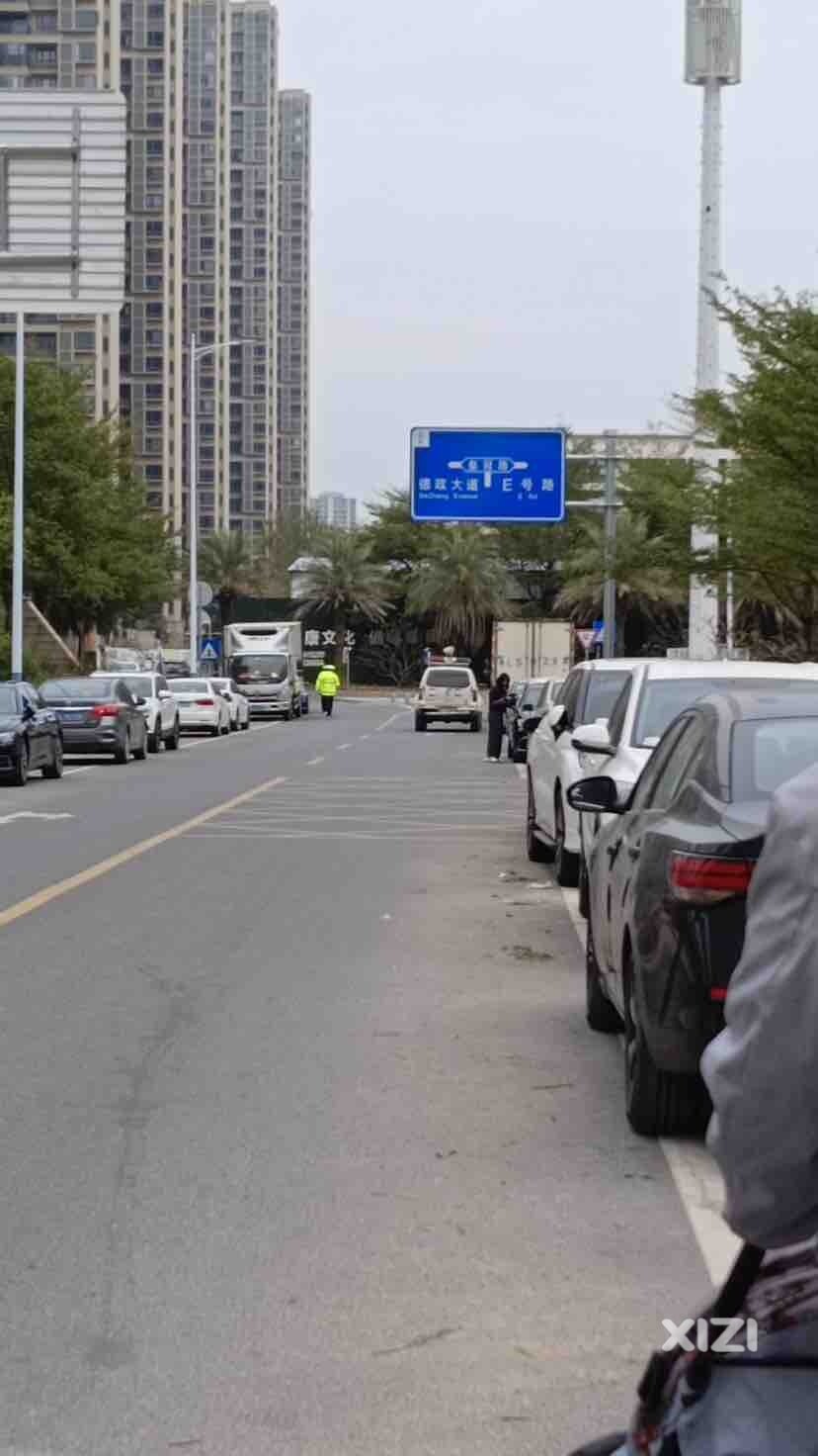 又到年底了，注意不要乱停车，阿蛇要冲业绩了