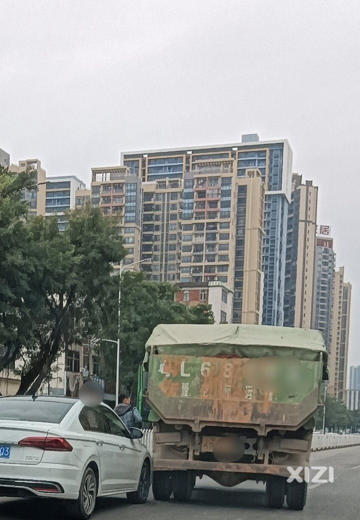 淡水排坊小车怼上泥头车，猜测泥头车变道造成的