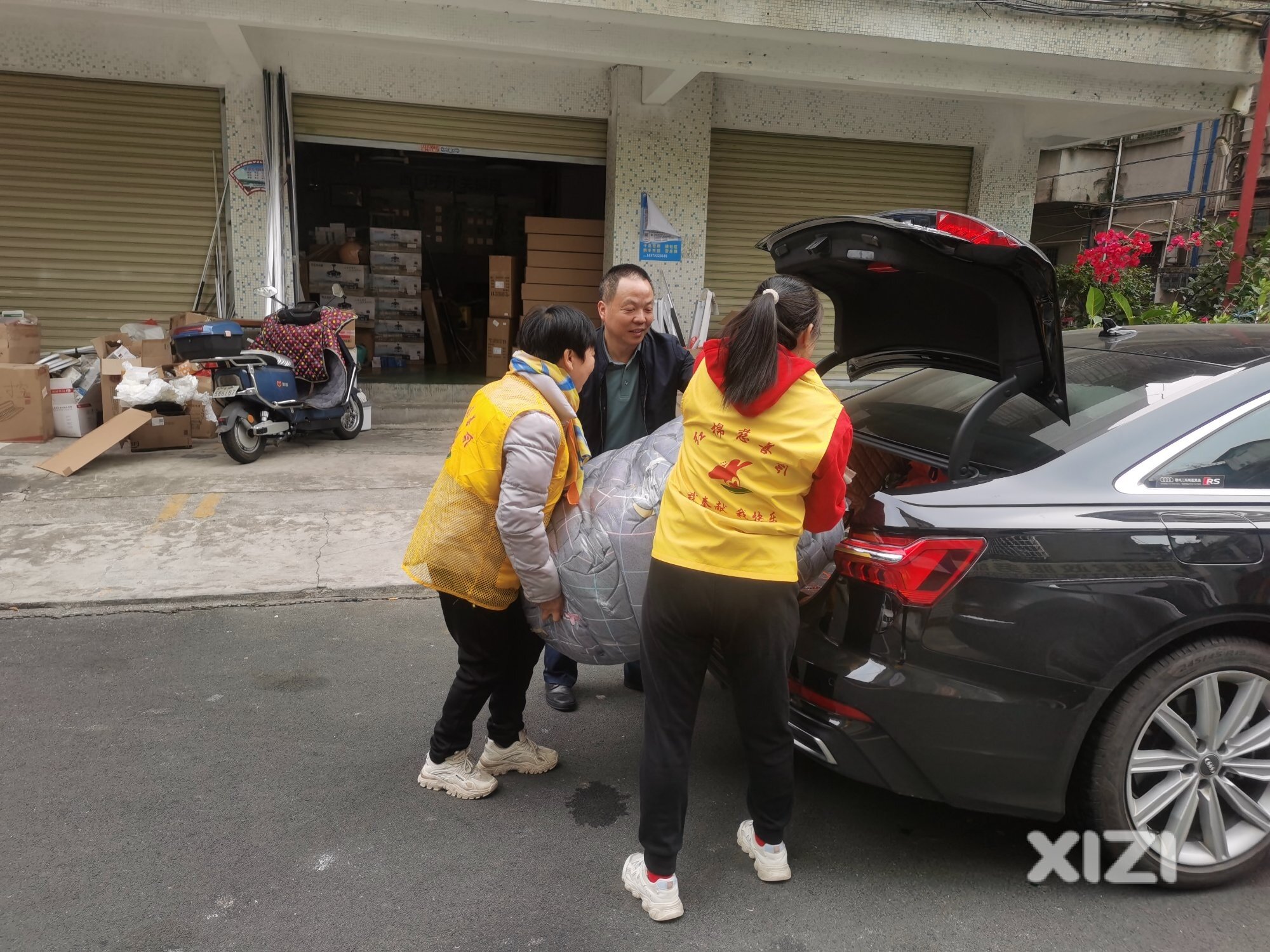 志愿者“助残扶残”在行动