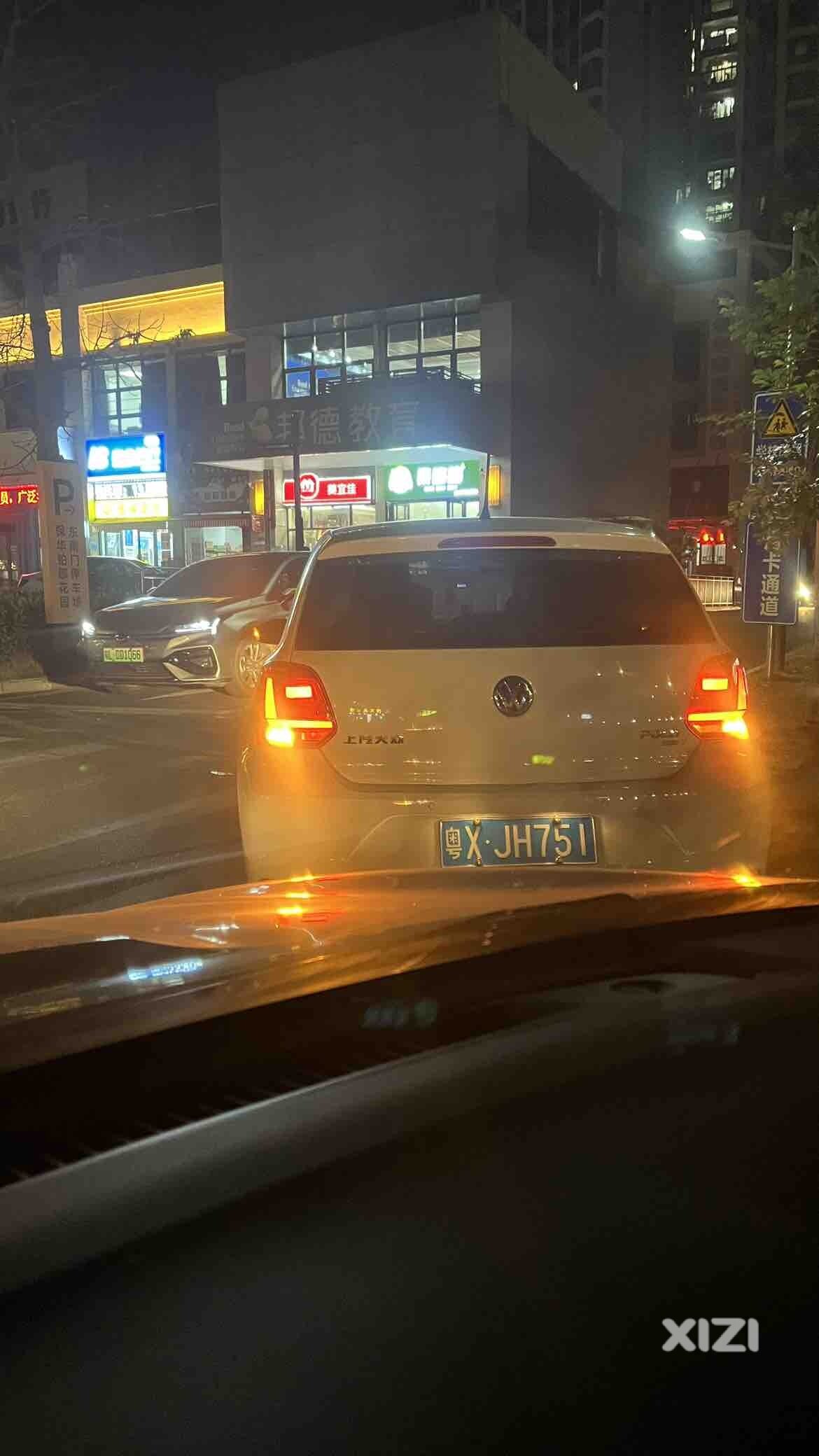 在红绿灯前这样的停车