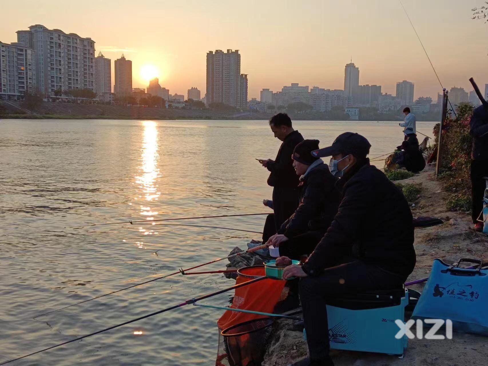 钓鱼的乐趣只有他们知道