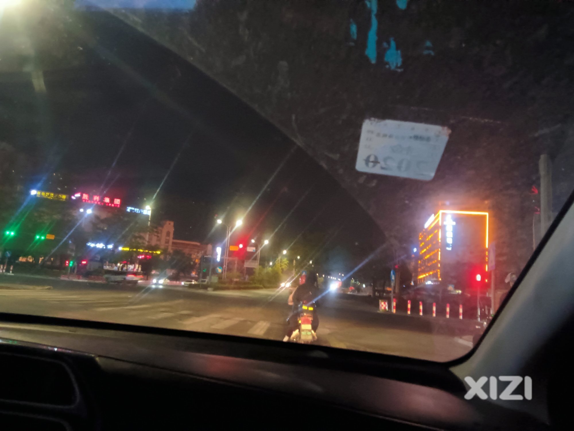 惠东汽车站的直行红绿灯坏了半个月之久，到目前都是没维修
