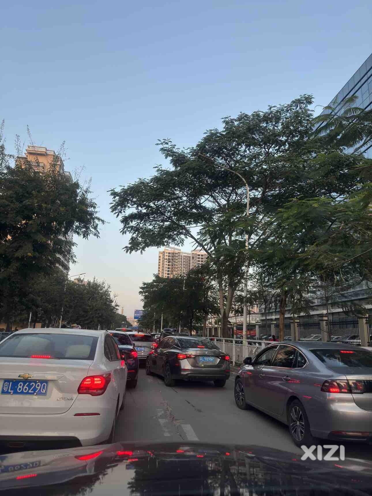 陈江东星路盛泓厂门口车辆违停、商贩占道经营，导致交通严重拥堵。