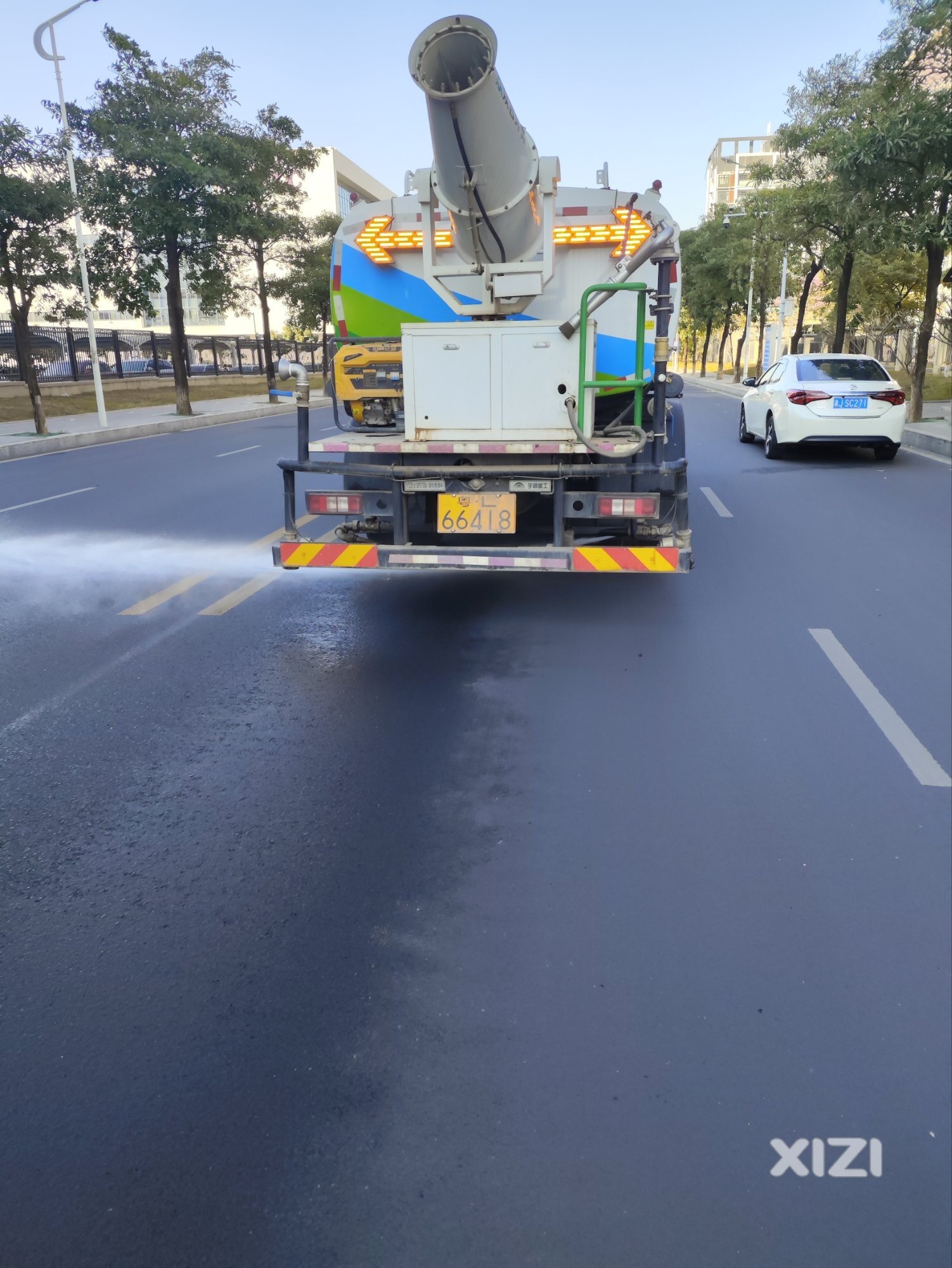 三栋的洒水车是真霸道