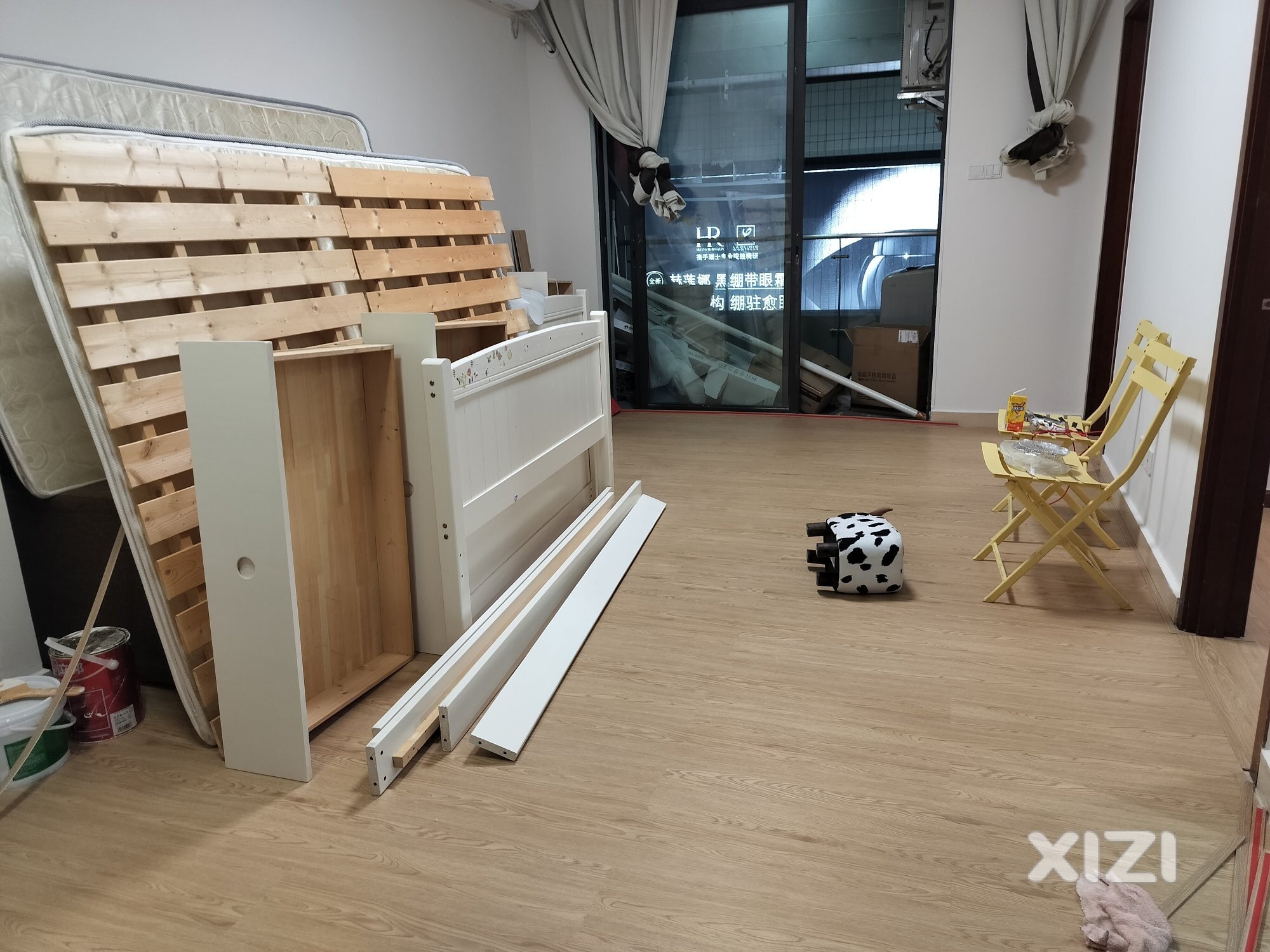 家人说原来的地砖不好看,我就用新型地板材料把房子改成了原木风！