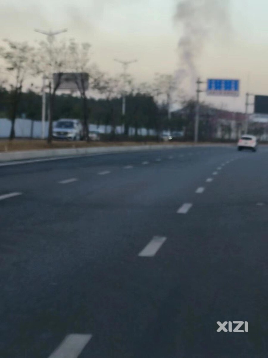 惠城区梅湖工业区经常早上有烟囱排黑烟