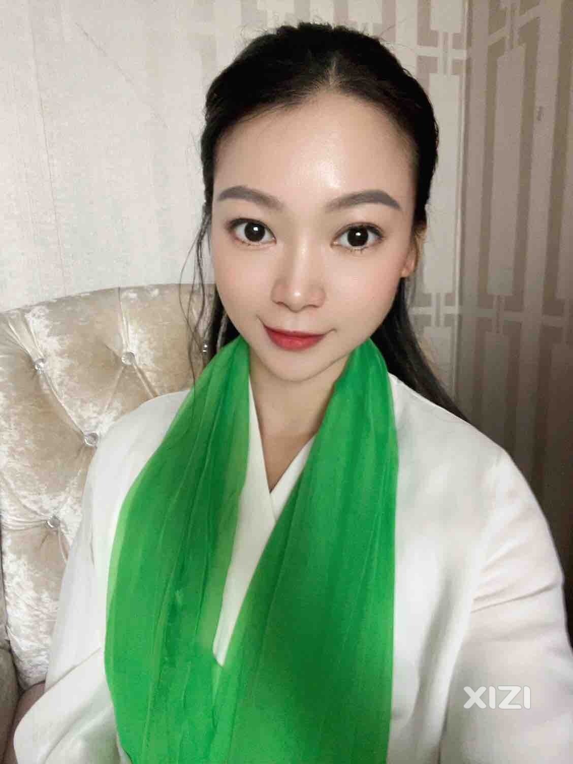 今天的眉毛画得像蜡笔
