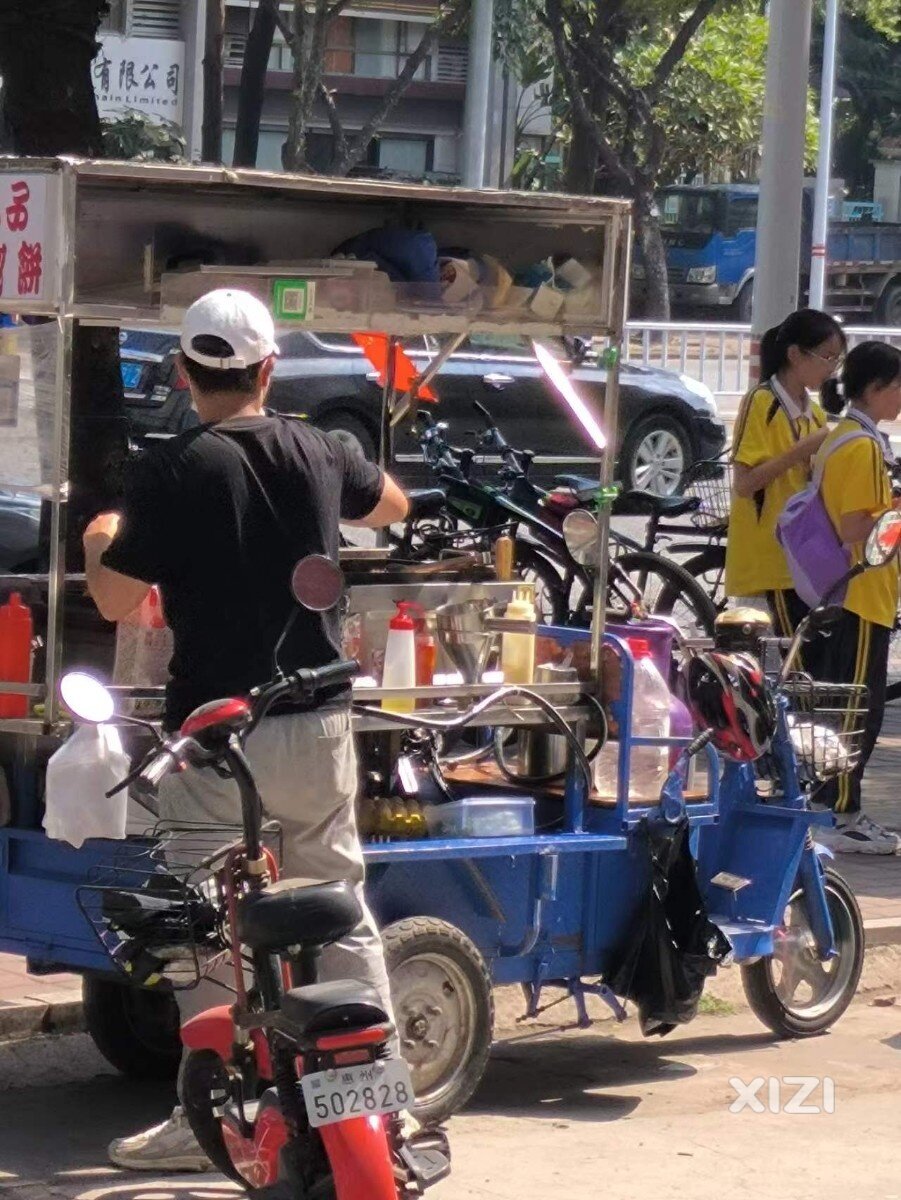 惠州五中门口摊贩林立，严重安全隐患