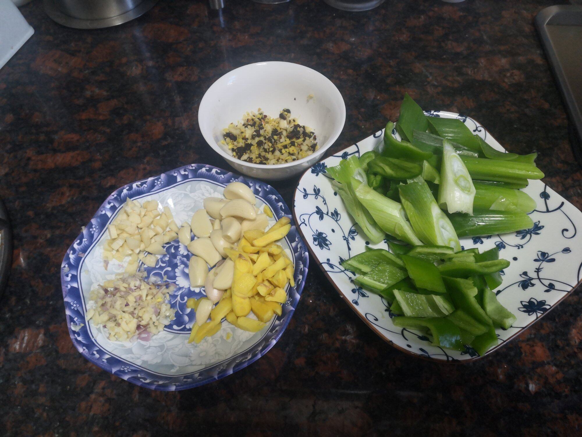 一鱼两吃制作有诀窍，烧鳗鱼酱香浓郁，炸鳗鱼外酥里嫩