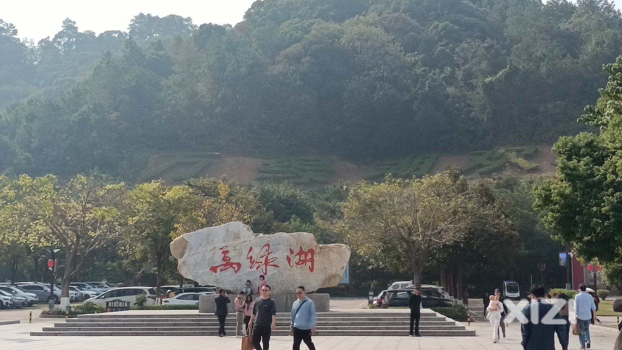 天上瑶池水，人间万绿湖。