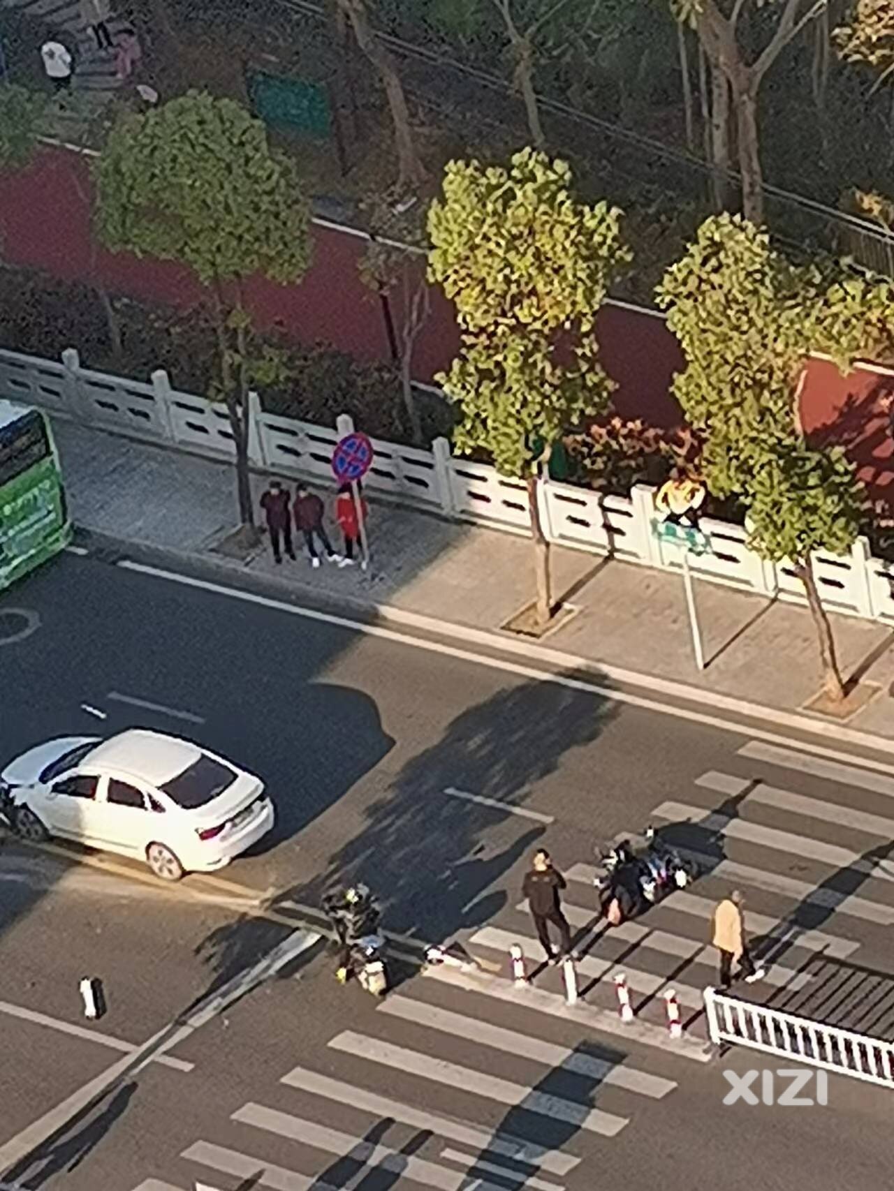 小车碰到电动车