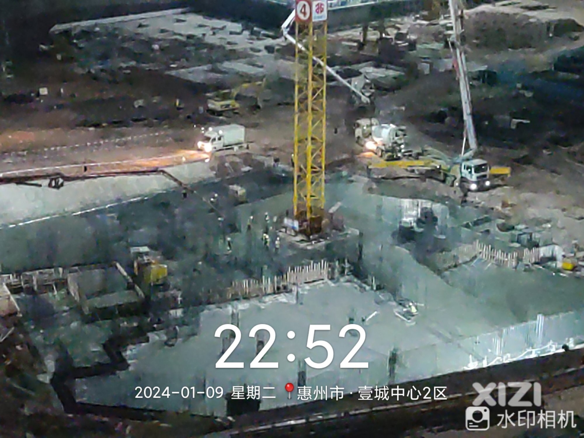 华智的工地晚上11点多了还在开工。