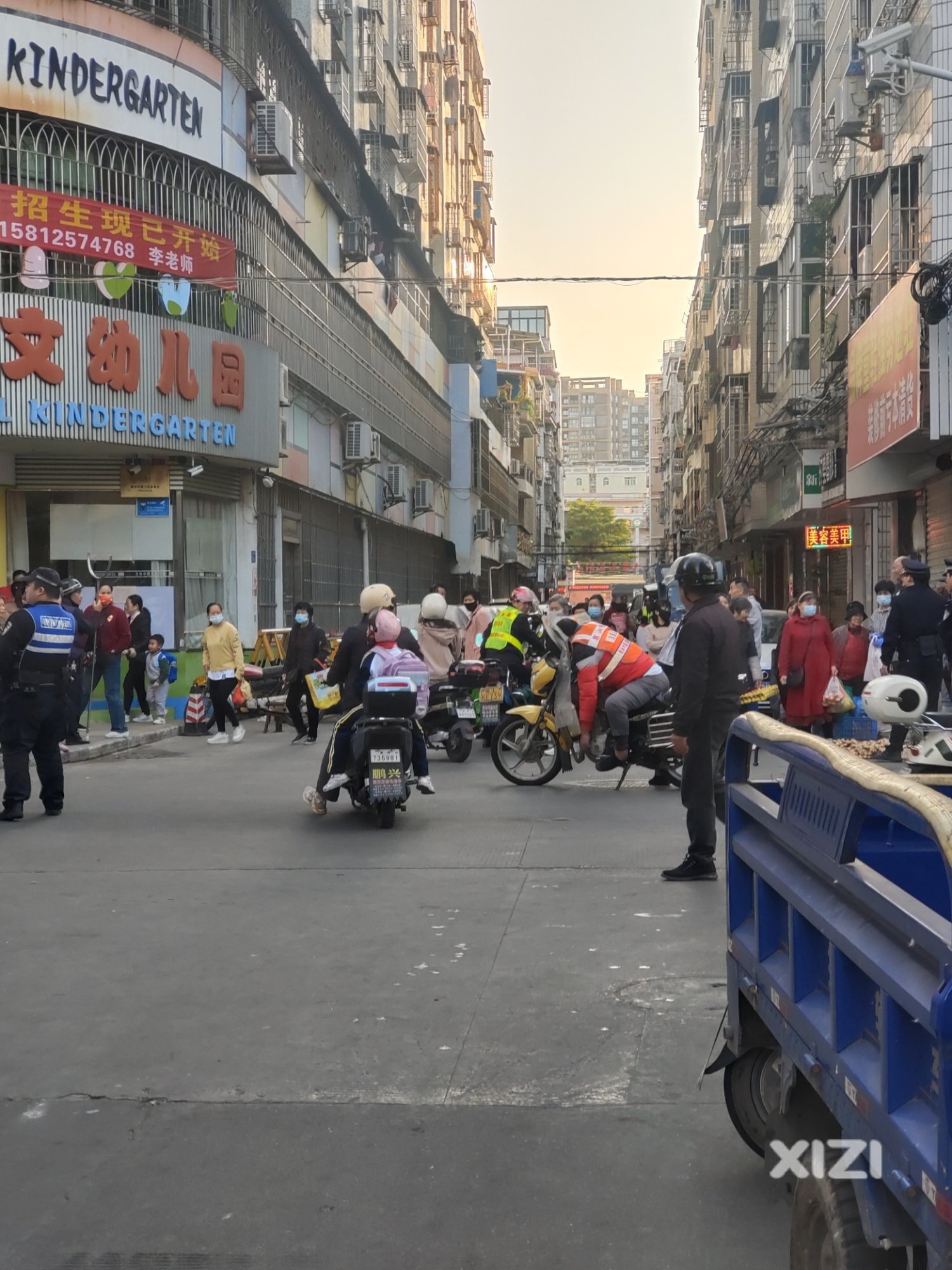 一早文华楼车水马龙，