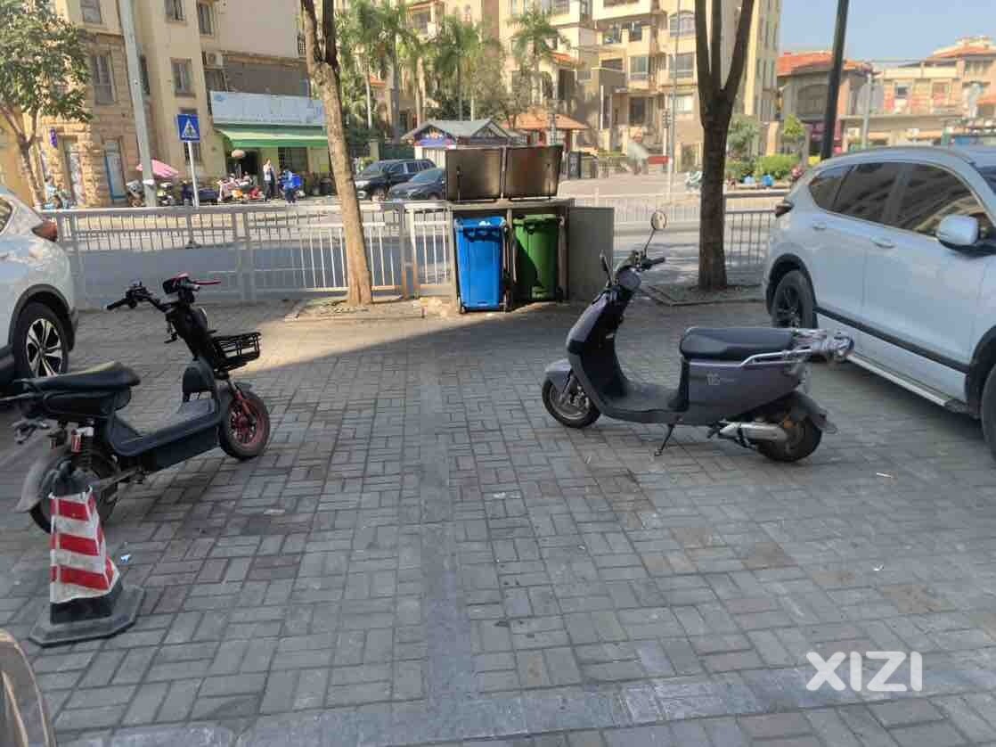 商铺商家利用自己电动车占用公共汽车停车位置是否合理？