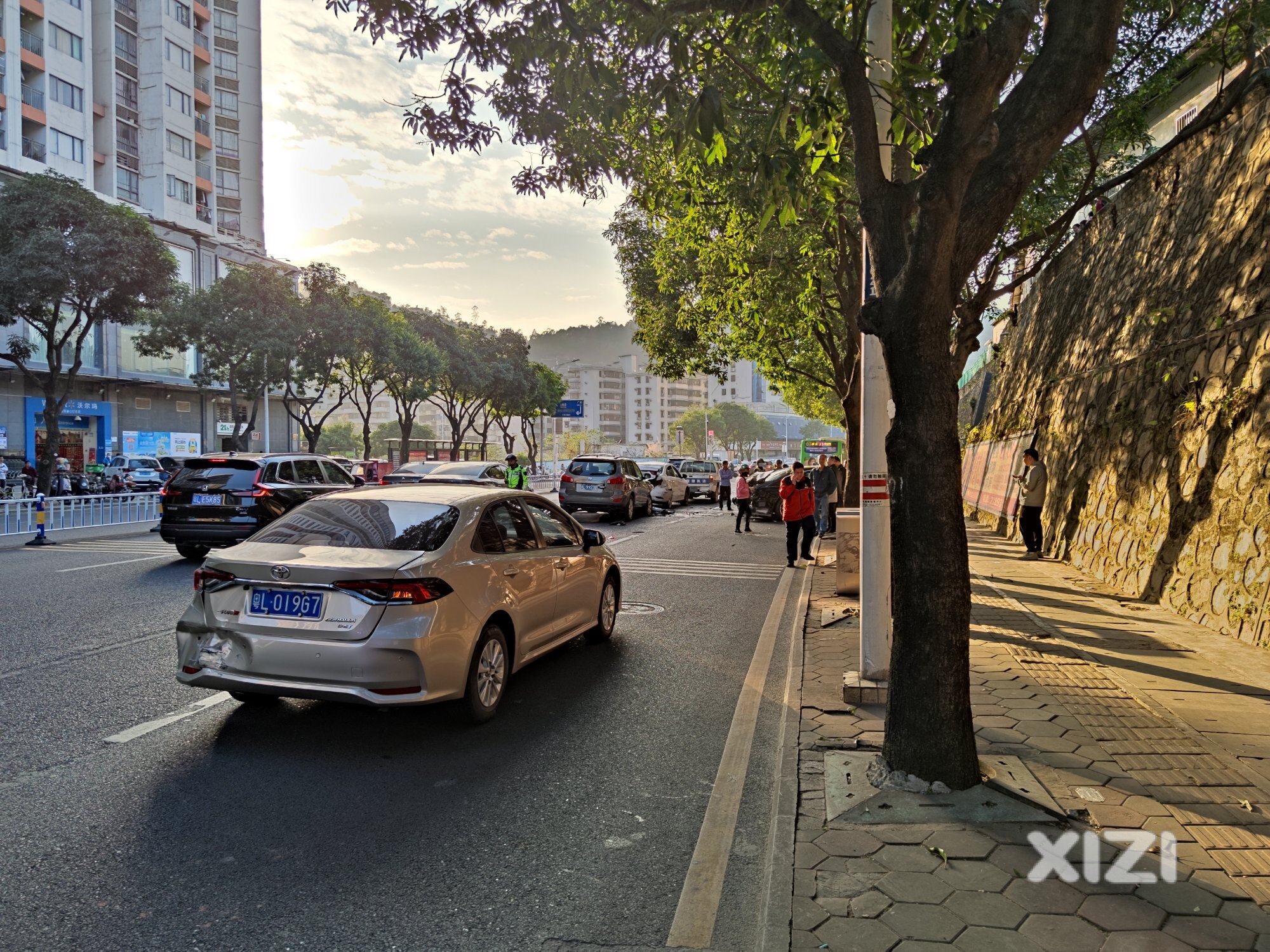 鹅岭西路几车连撞堵大车