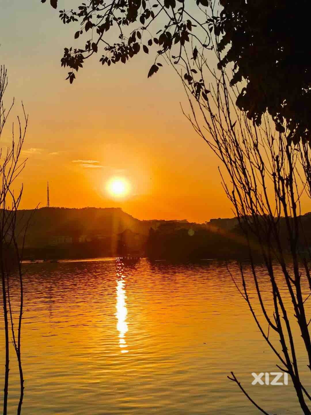落日余晖映晚霞  一抹夕阳美如画！