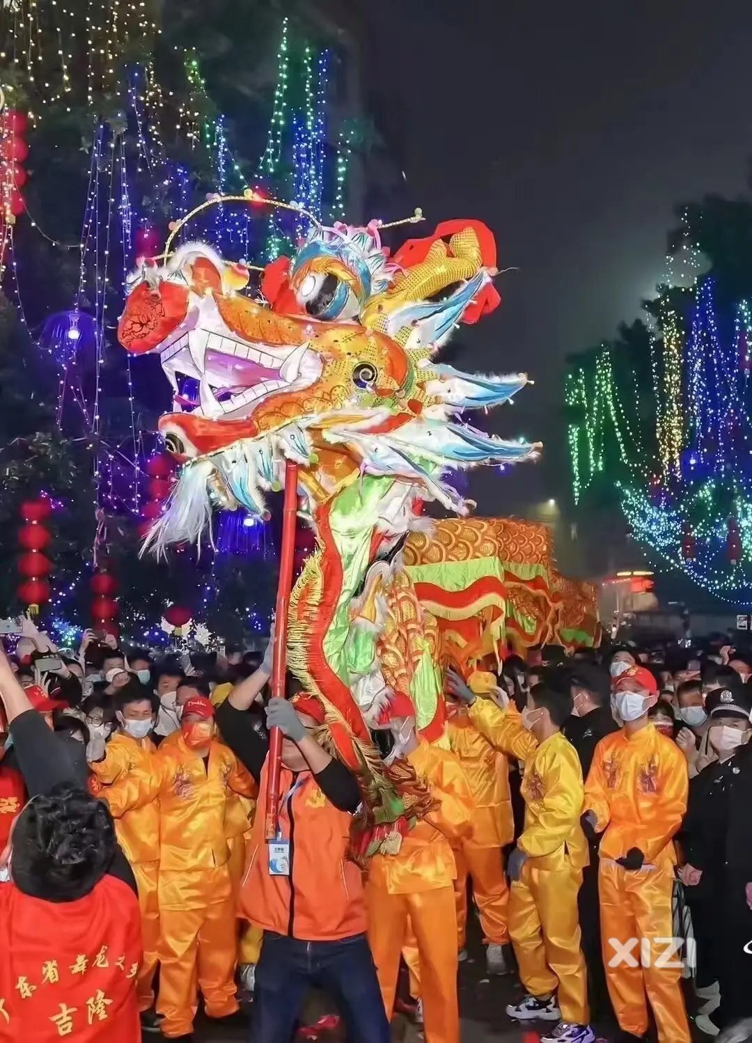 舞龙是我的爱号，从十几岁就开始参加惠州舞龙，感到高兴