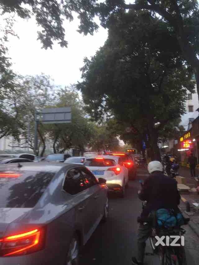 接学生塞车，能绕就绕