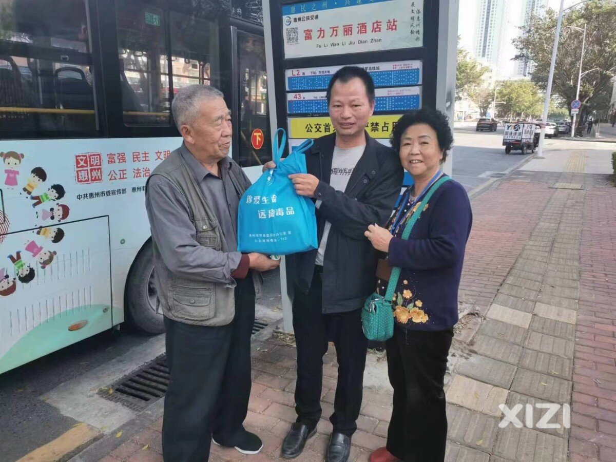 公交司机捡到一万元现金，将失物交还失主手中