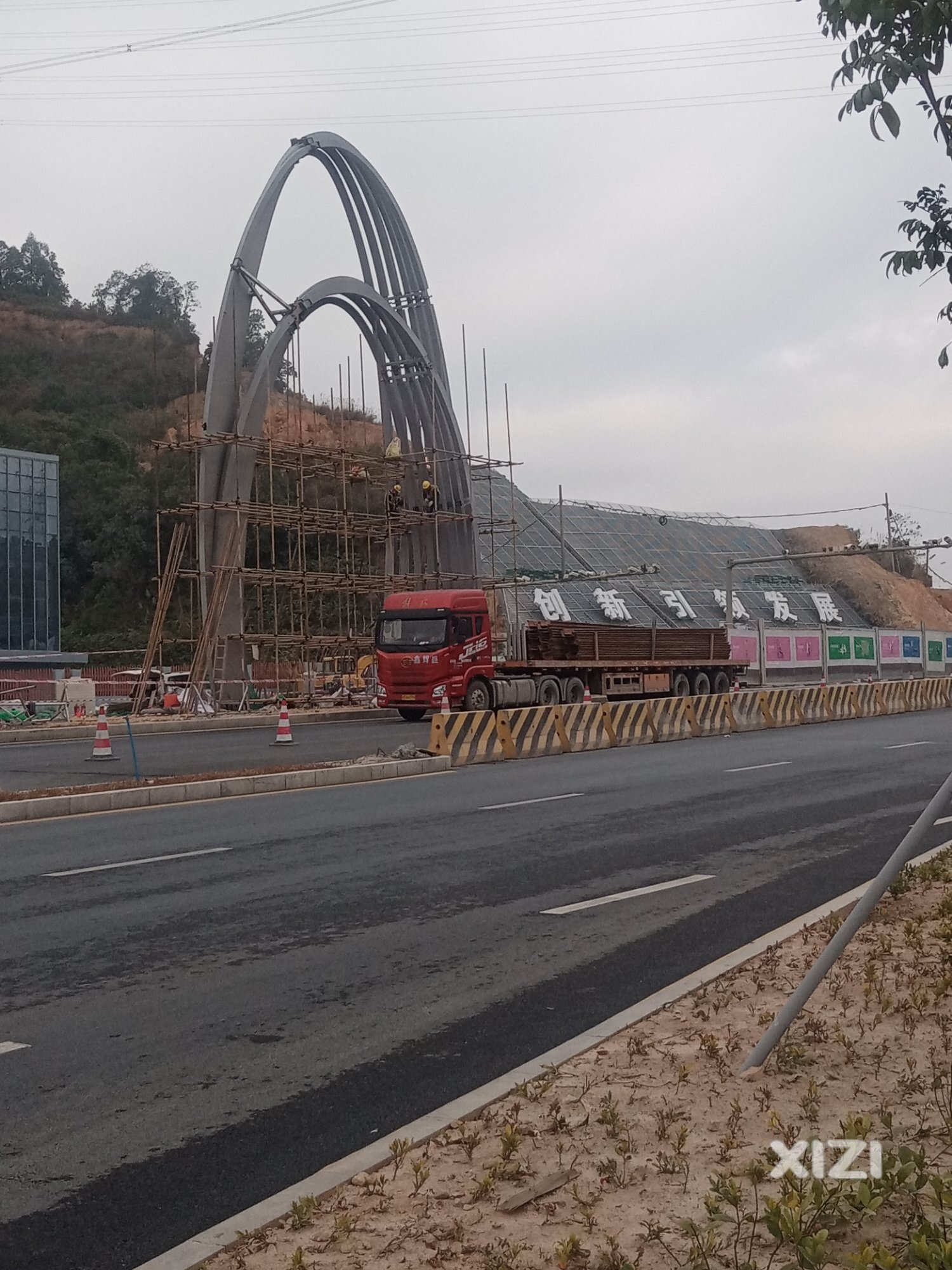 深汕特别合作区鹅埠与惠东吉隆交界地标性，惠东吉隆也立一个地标性