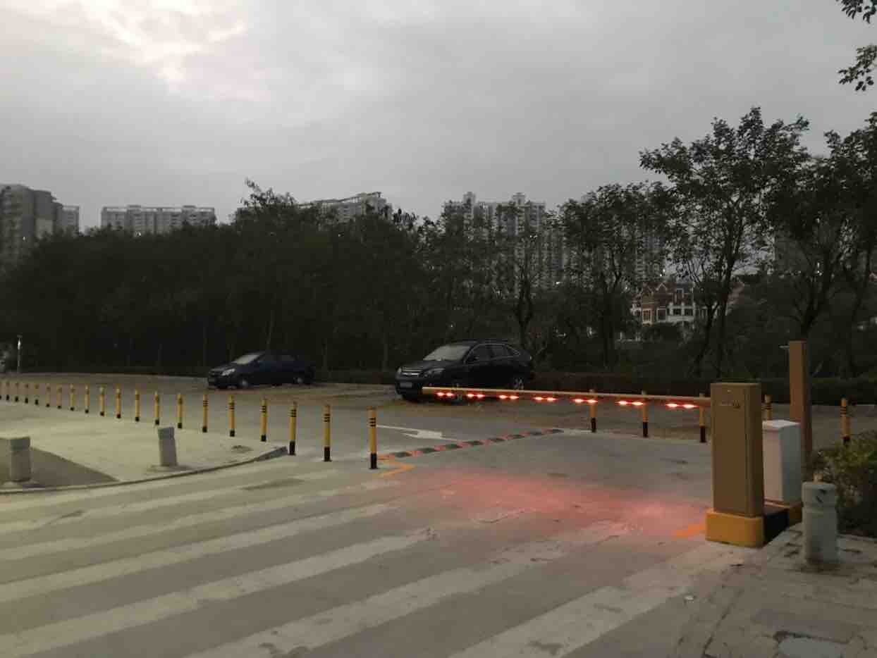 荒郊野岭鬼不下蛋的地方设个停车场