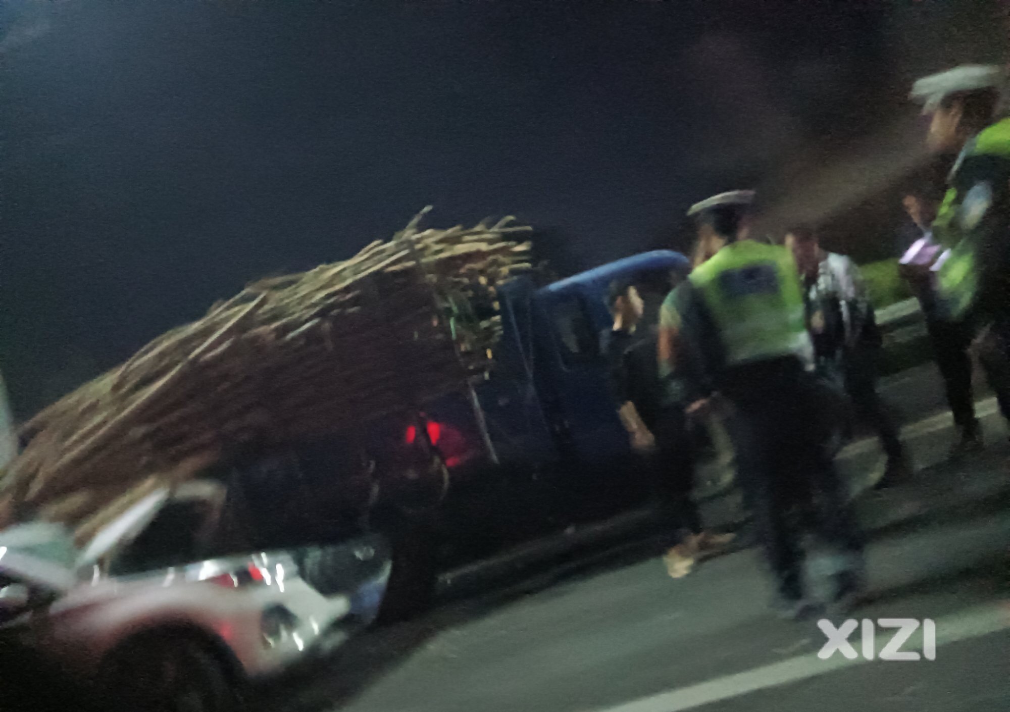大亚湾狮子观音寺疏港大道路段，一车怼上了装满竹枝的货车