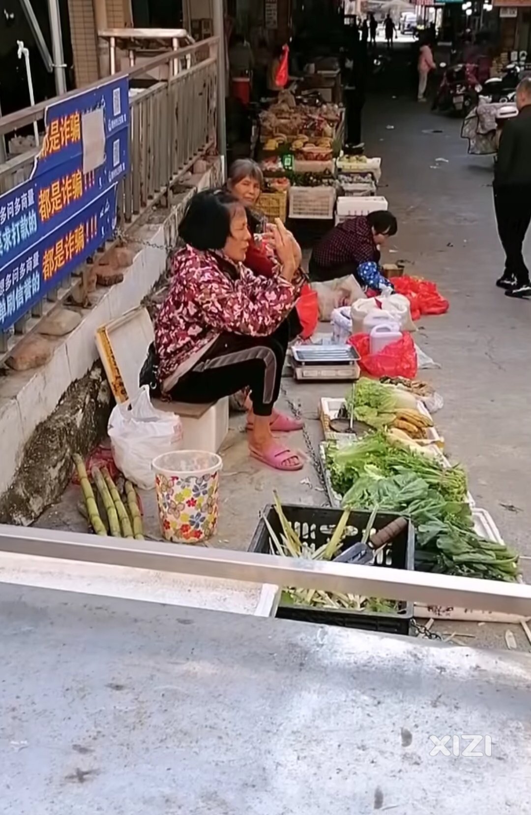 底层艰难。青菜难卖。一个惠东市场的阿婆求神拜佛