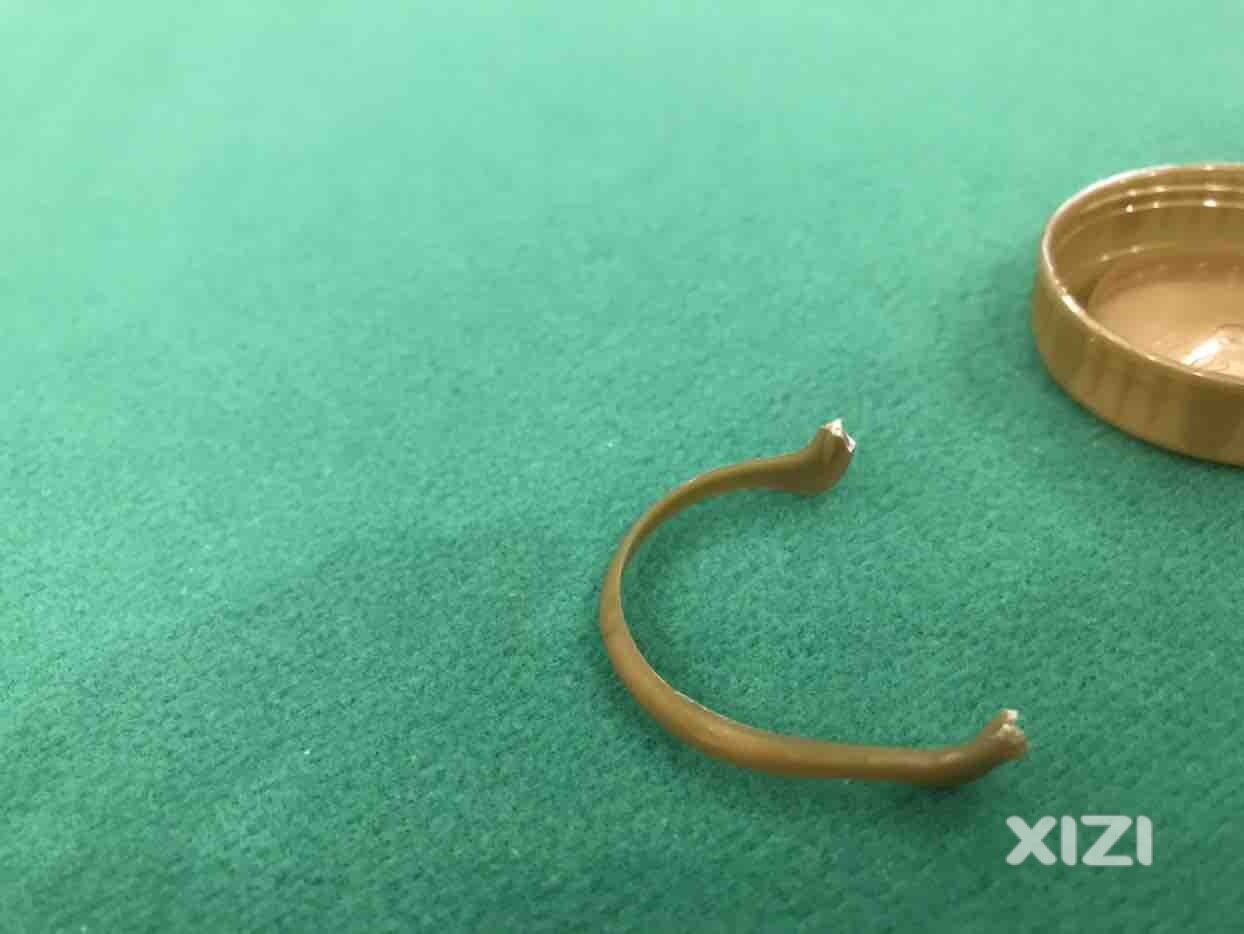 这个品牌花生油瓶很容易割伤手，很容易断