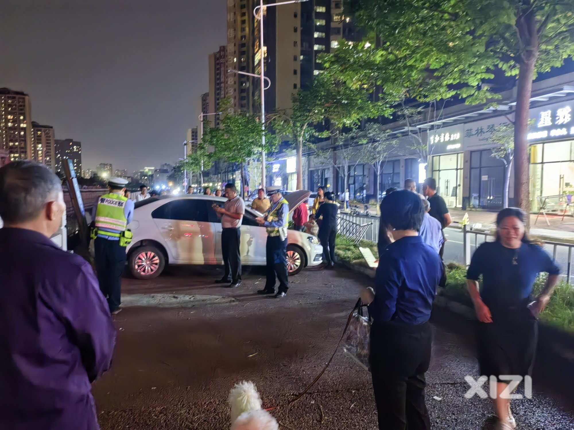 散步发现一部把油门当