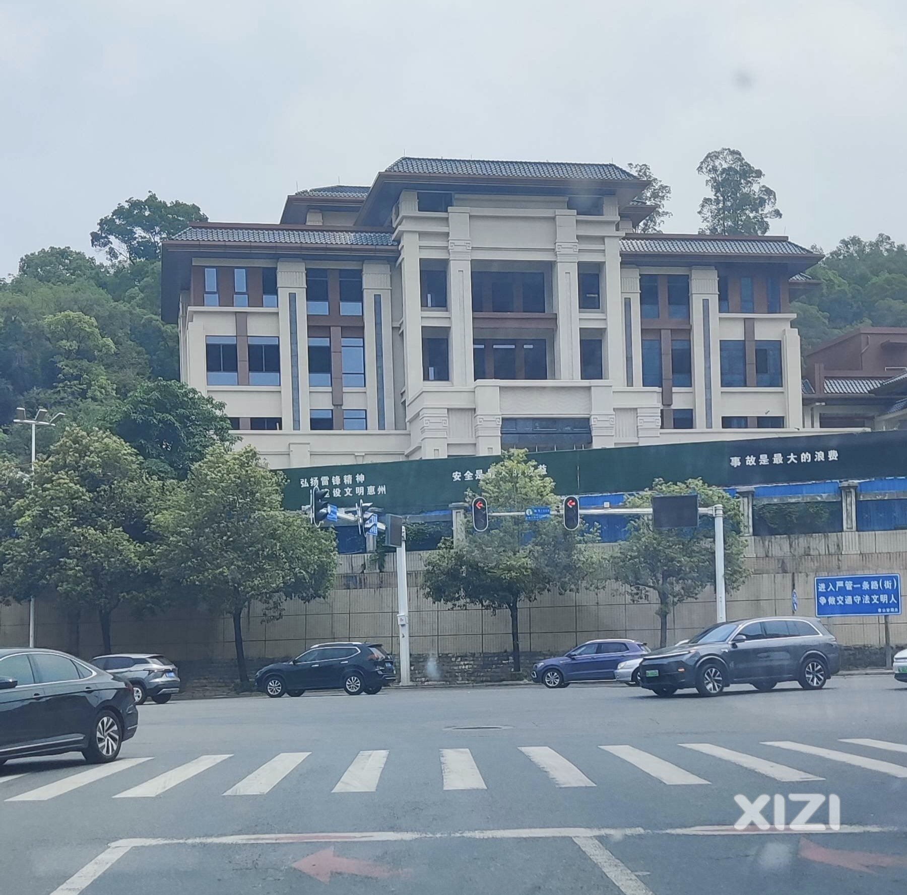 红花湖路口这栋楼真是威武霸气