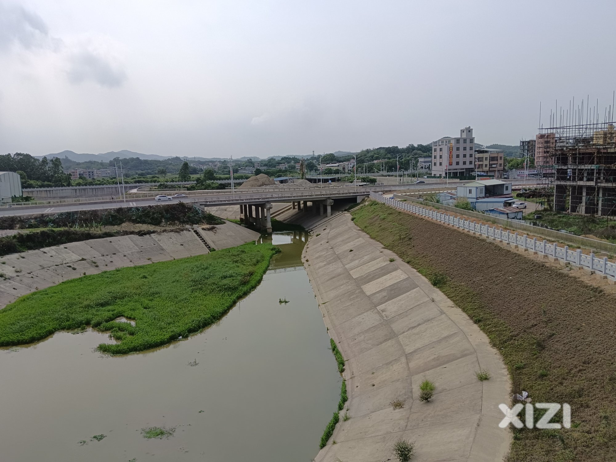 白花河公园散步跑步吹风好地方。要是再装上灯光。晚上夜景更好。