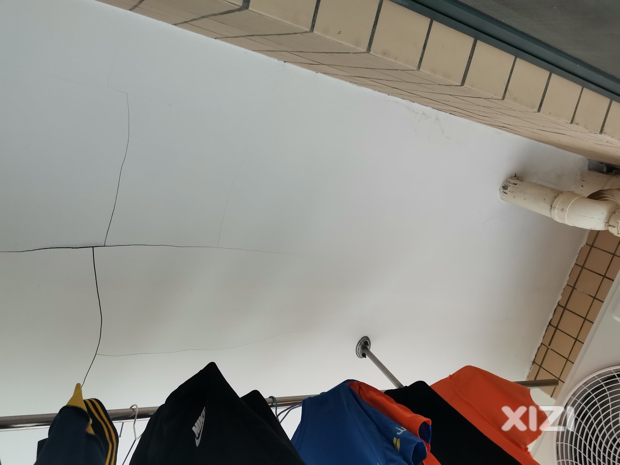 阳台的天花板掉下来了