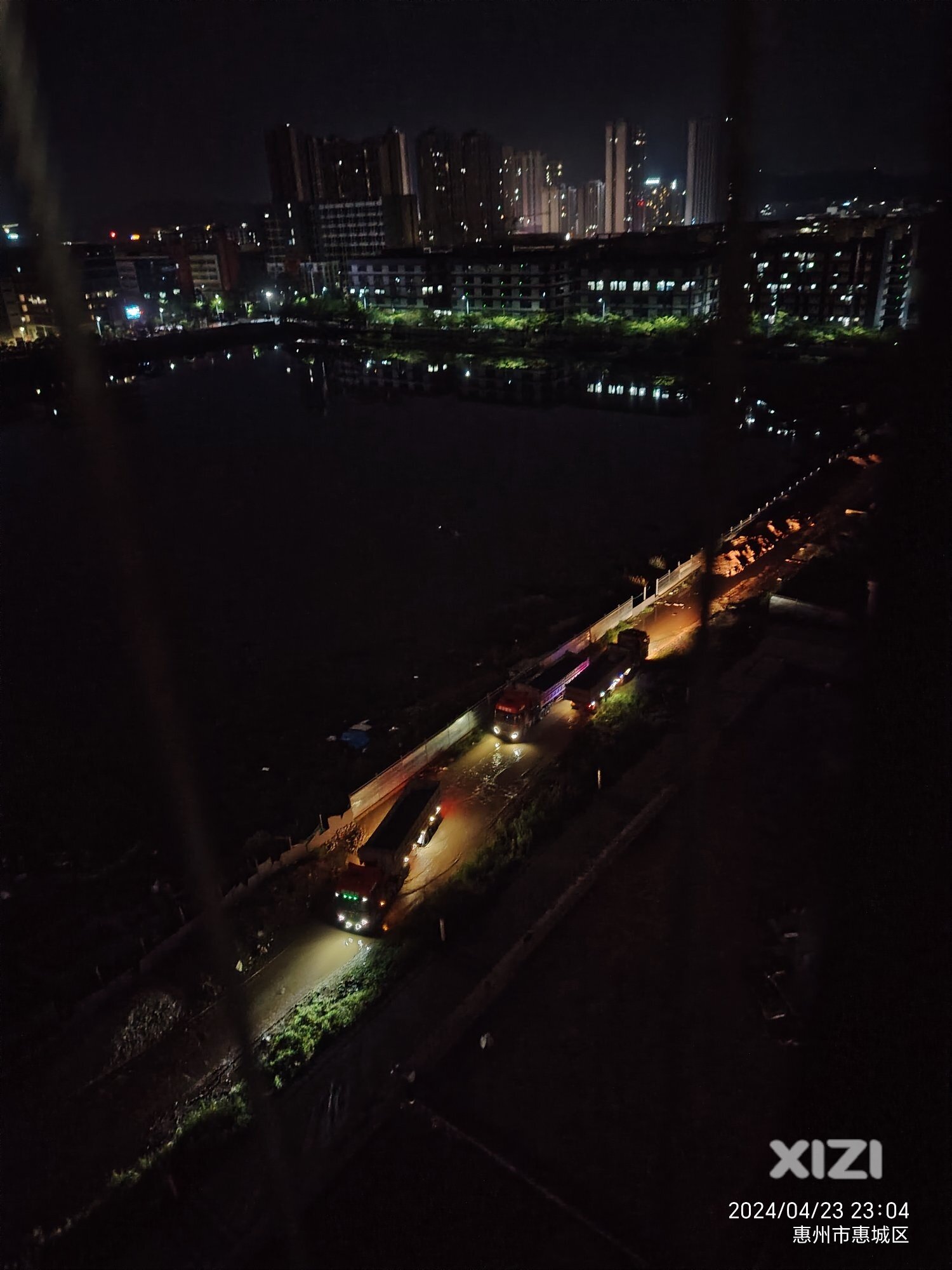 半夜三更了还在施工[心虚]
