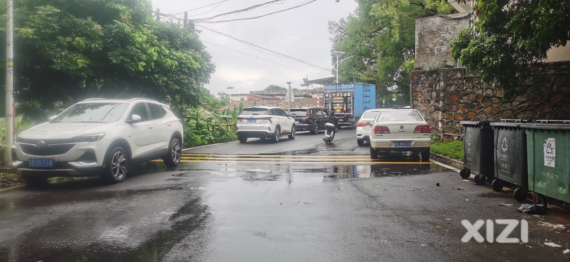学校附近的路口两边都停满了车，交警怎么还不处理