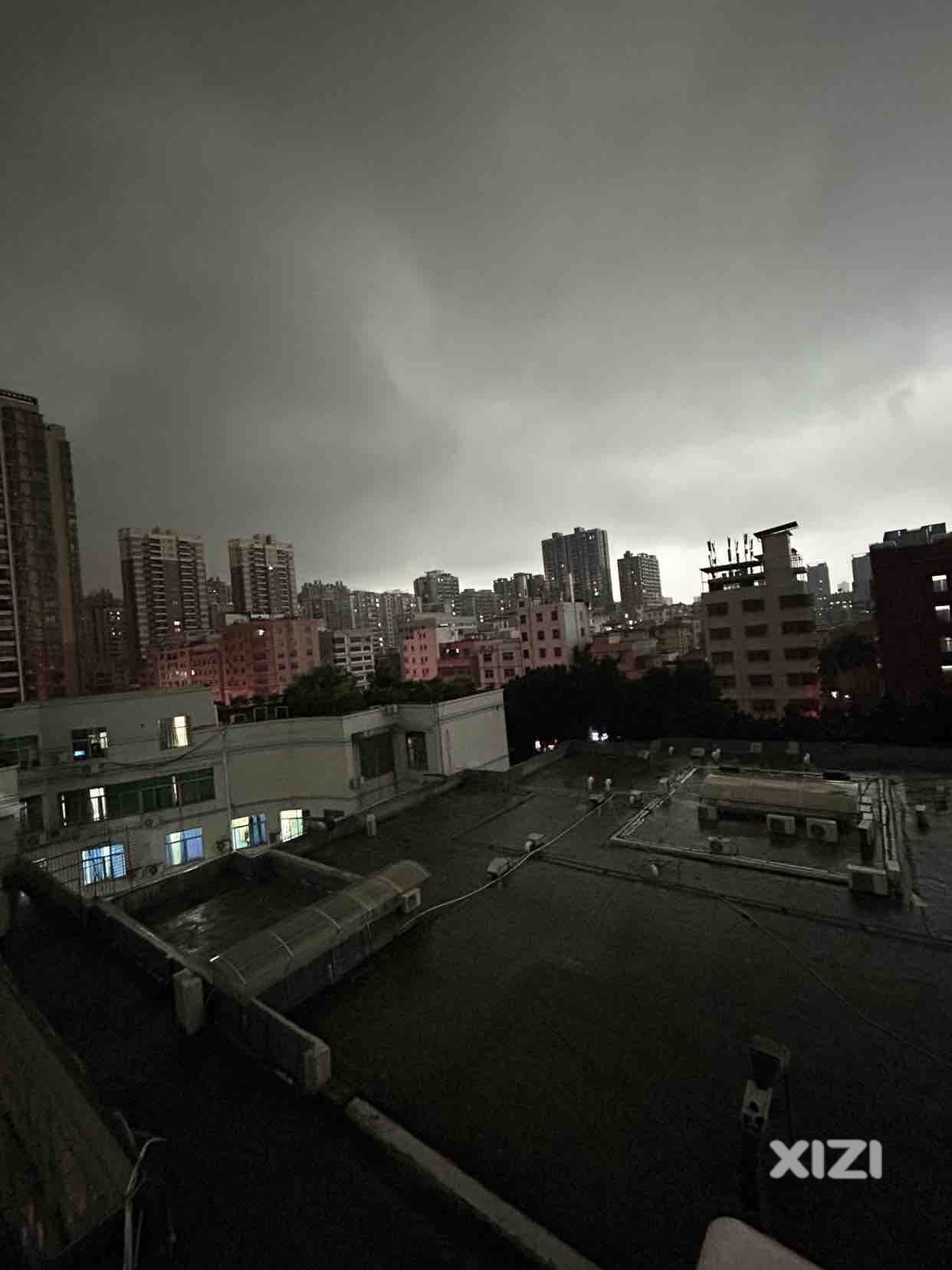 暴风雨来临白天宛如黑夜，出现注意安全