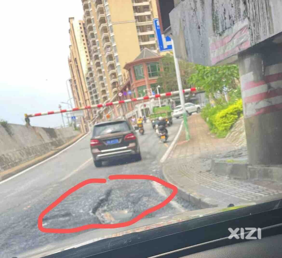 平山桥下道路有大坑，路过车辆小心