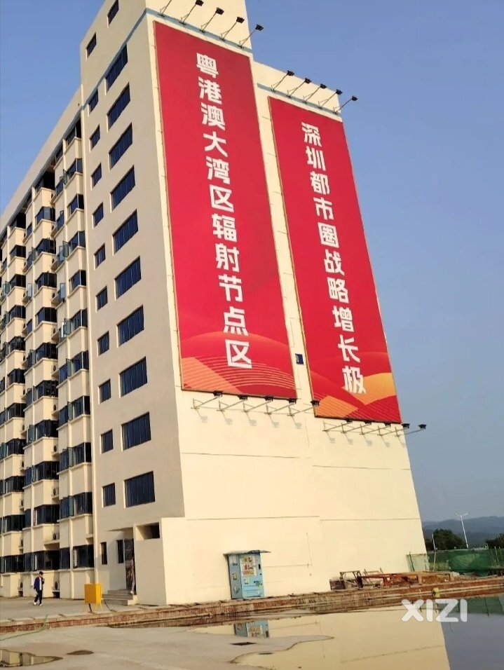 在惠东吉隆白云仔处就能看见这两幅横字标语