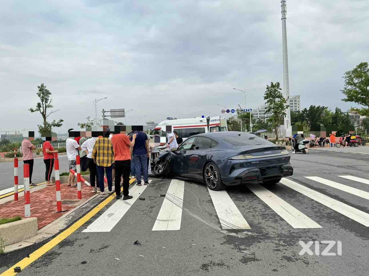 su7被我在这撞见了！菩萨保佑伤者无碍