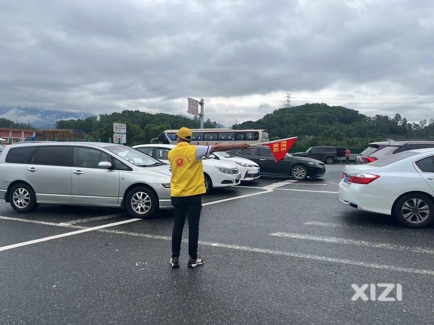五一，惠东吉隆白云仔高速出口方向往深汕特别合作区方向车流量密集
