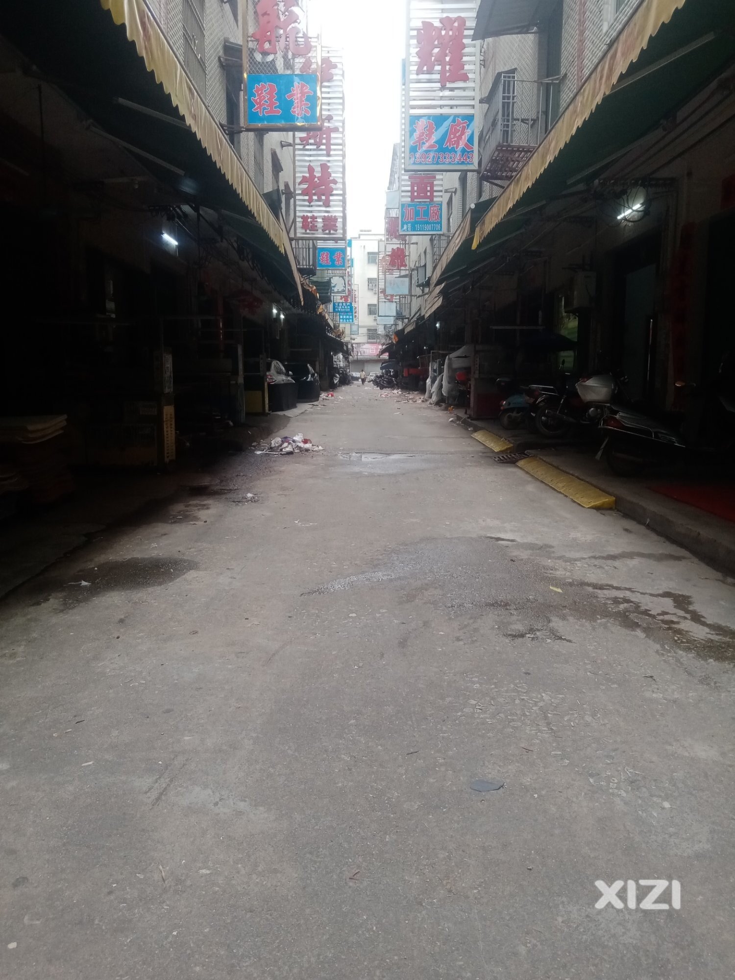 走访吉隆鞋业生产巷道，这些年逐步走下斜坡，希望引进优质制造业